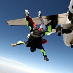 لحظه وحشتناک معلق ماندن یک چترباز به دم هواپیما + فیلم