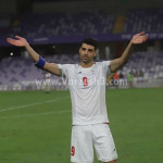 لحظه برخورد توپ به صورت طارمی در بازی المپیاکوس مقابل آریس + فیلم