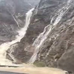 کوه‌های حاجی‌آباد هرمزگان تبدیل به آبشار شد+ فیلم