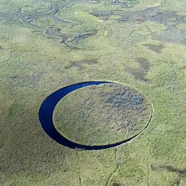 معمای جزیره عجیبی که در میان یک دریاچۀ گرد شناور است