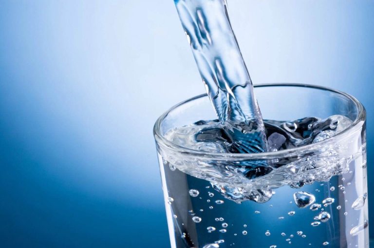 آیا خوردن 8 لیوان آب در روز ضروری است؟