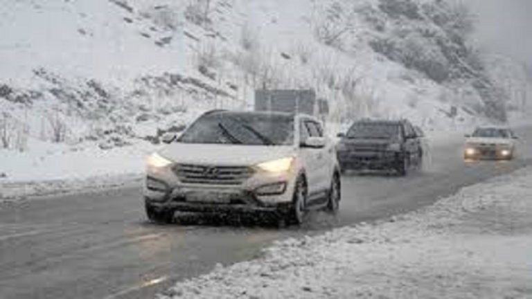 تجربه ترسناک یک تصادف در جاده برفی به دلیل رانندگی سریع