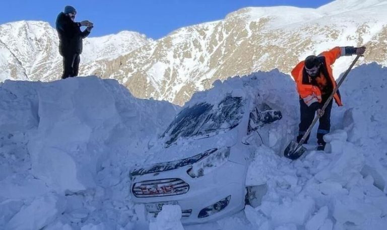 مشهد، زیر برف و باران، به عشق تبدیل می‌شود