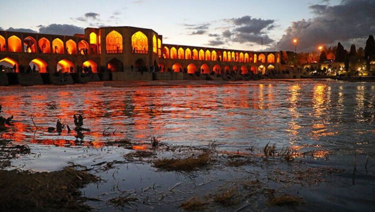 معجزه زاینده‌رود: زیبایی‌های اصفهان را روشن کرد