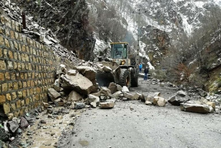هشدار: خطرات ریزش سنگ و مشکلات ترافیکی در جاده‌های مازندران