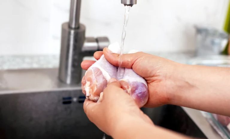 مرغ طبخ کردن: اشتباهات پر رنگ و پرطرفدار در شستشو و طبخ این نوع گوشت