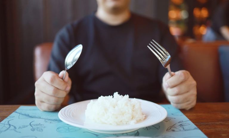 آیا خوردن برنج می‌تواند شکم را به اندازه ای بزرگ کند؟