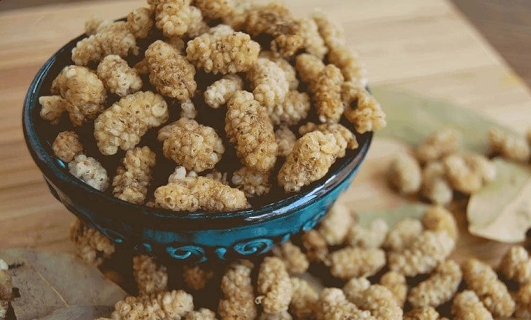 راه‌های ناب برای خشک کردن توت با حفظ کیفیت و رنگ زیبای آن در آشپزخانه