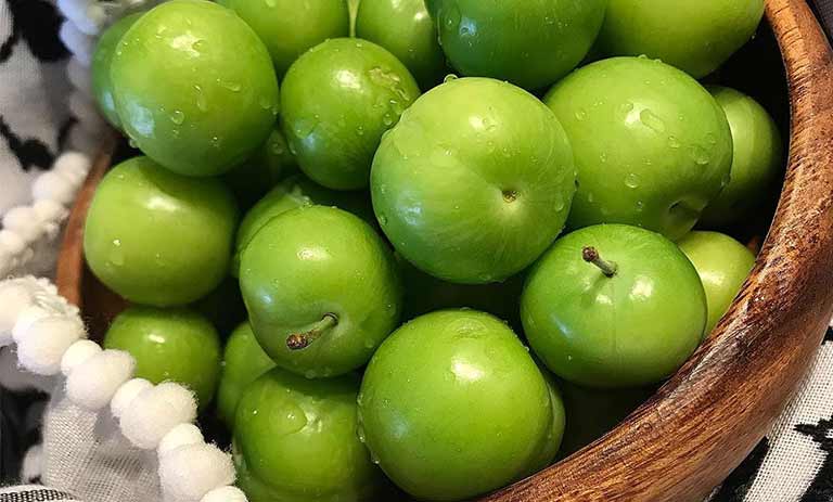 آشنایی با مزایا و مشکلات مصرف گوجه سبز