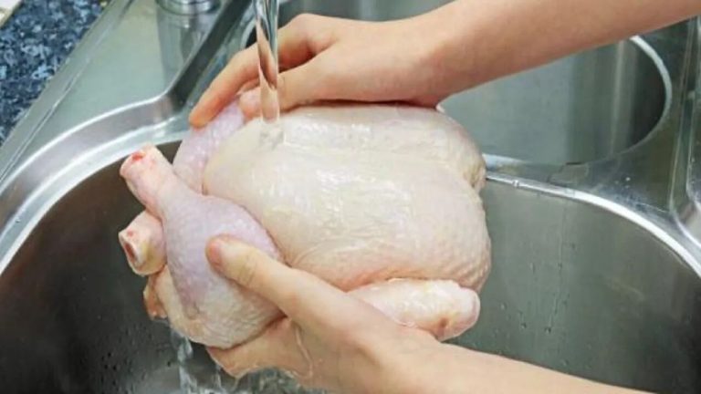 راهکارهایی برای جلوگیری از اشتباهات متداول خانم‌ها در هنگام شستشو و طبخ مرغ