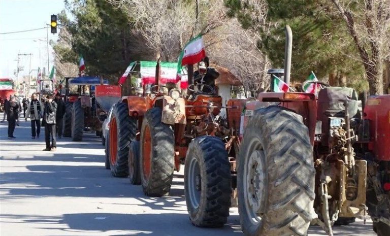 ریزاخت تفنگچی‌ها! مردم همدان با تراکتور به راهپیمایی متفاوت می‌روند