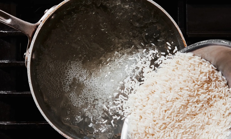 چطور برنج دانه بلند را به اوج طعم بپزیم: زمان دقیق جوشاندن برنج!