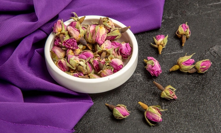 رازهای محافظت از عطر و رنگ هنگام خشک کردن گل محمدی: نحوه‌ای معجزه‌آسا!