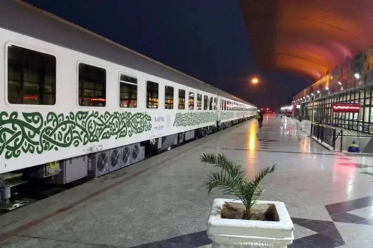 استقبال از قطارها در قلب حرم: ایستگاه راه‌آهن مشهد افتخار نام‌گذاری به یاد شهید آیت‌الله رئیسی