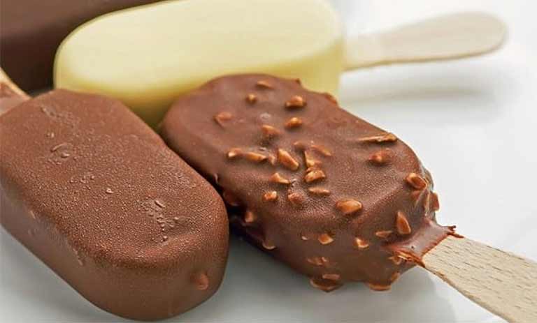 طریقه‌ی ساخت بستنی چوبی مگنوم خانگی: راز تولید نوشیدنی اعتیادآور و محبوب شکلاتی!