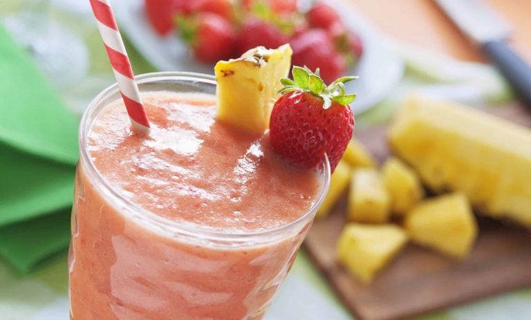 دستور تهیه اسموتی خارق‌العاده توت فرنگی و آناناس: نوشیدنی لذت‌بخش و سرشار از انرژی