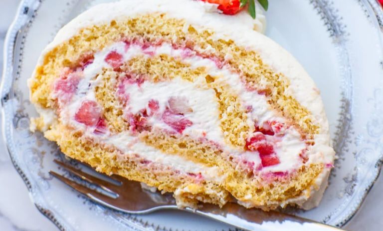 راز تهیه رولت شگفت‌انگیز توت فرنگی و ماسکارپونه: لذت شیرینی پختن به سبک آسان!