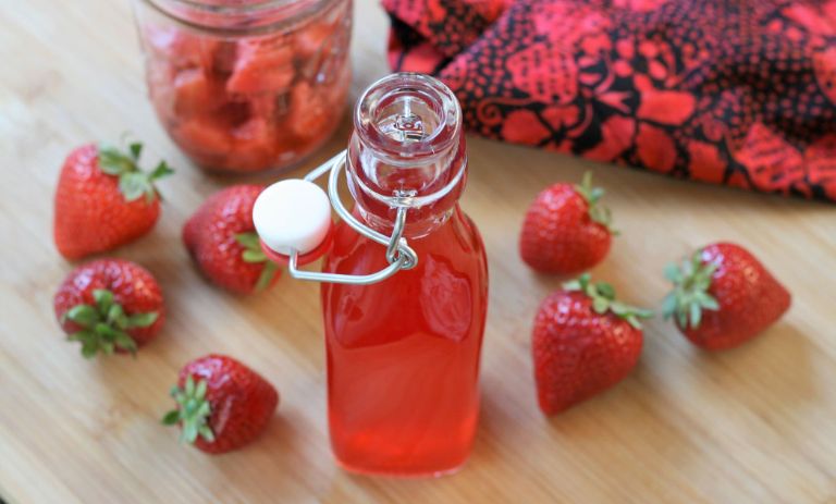 رازهای آشپزی: دستور تهیه سرکه توت‌فرنگی خانگی، به همراه مزایای شگفت‌انگیز و نحوه استفاده‌های متفاوت!