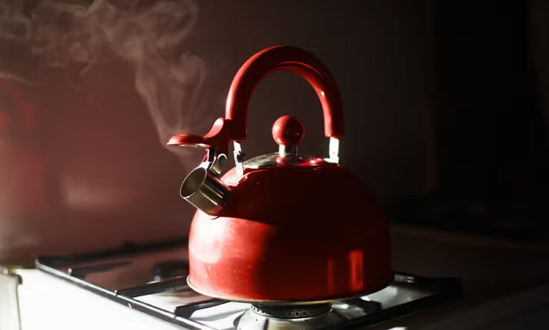 آیا آبی که بیش از یک بار می‌جوشد به سلامتی آسیب می‌زند؟ زمینه‌ای ممکن است برای تحقیق!