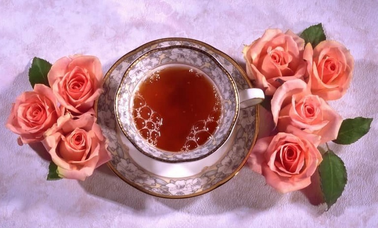 دو ترفند شگفت‌انگیز برای دم کردن چای خوش‌عطر با گلاب