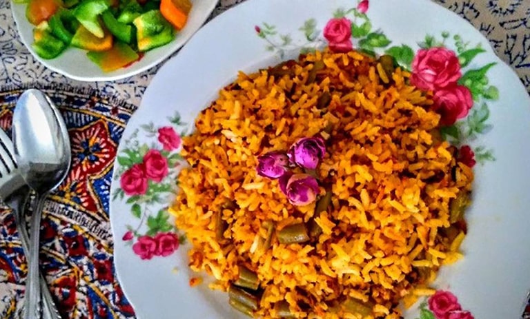 سریع و آسان: طرز تهیه لوبیا پلو با استفاده از پودر گل محمدی!