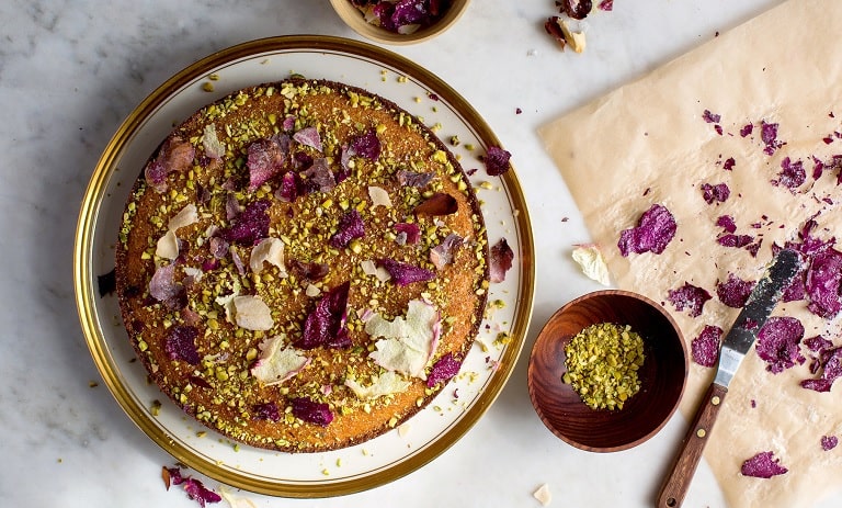 دو شیوه خلاقانه برای پخت کیک گل محمدی خوش عطر