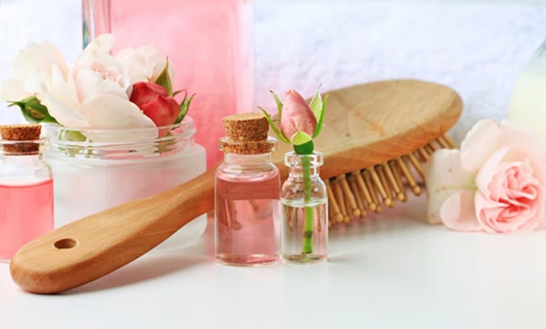 کشف هفت فایده حیرت‌انگیز گلاب برای درخشانی و سلامت موها!