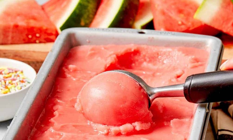 چهار روش جذاب برای ساخت بستنی هندوانه‌ای خوشمزه: با یخ، با شیر و نسخه‌های بدون شیر!