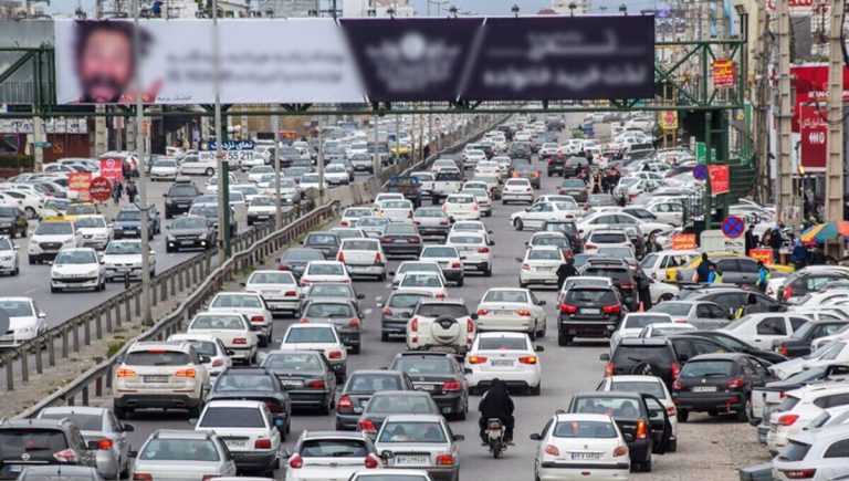 رشته‌های بلند از خودروها: موج نفوذ ناپذیر ترافیک در دروازه‌های شرقی شهر رویاها
