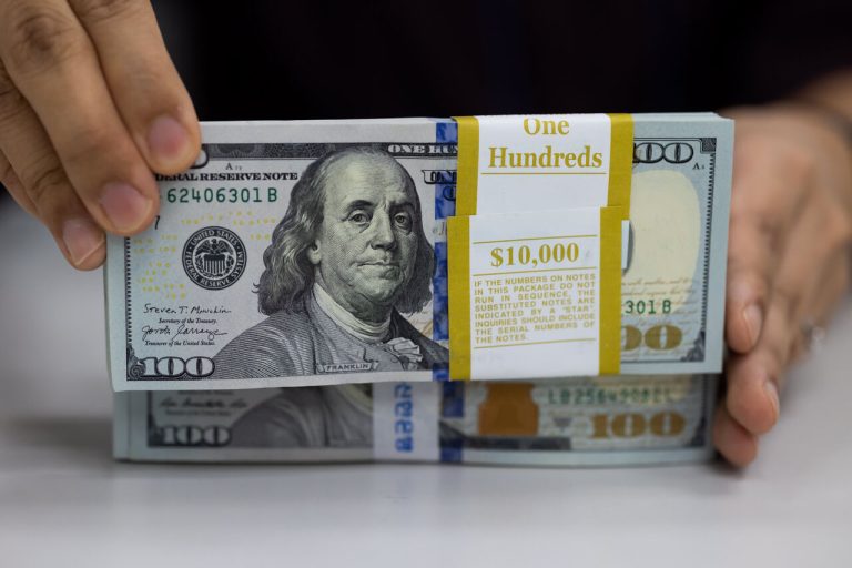 تازه ترین خبر: دلار به قیمت بی‌سابقه ۴۴ هزار و ۴۳۷ تومان رسید!