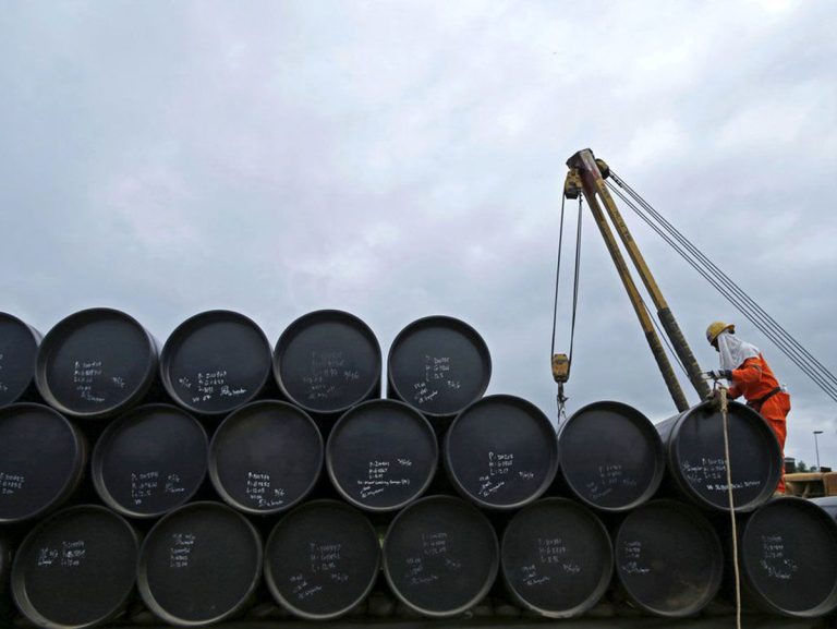 قیمت نفت در مسیر نزولی؛ شاهد کاهش نرخ‌ها در بازار جهانی