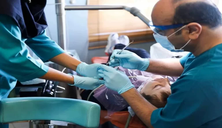 چرا برخی از افراد به خاطر هزینه‌های گزاف دندانپزشکی ترجیح می‌دهند دندان‌های خود را بکشند؟