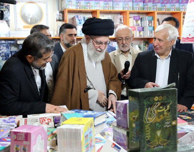رهبر معظم انقلاب در تجربه‌ای فرهنگی: بازدید پرشور از دل مهمانی کتاب‌های جهان در نمایشگاه بین‌المللی کتاب تهران