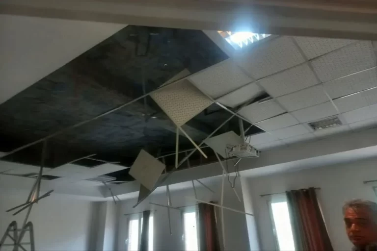 وزش شدید باد سقف دو کلاس دانشگاه رازی کرمانشاه را فرو ریخت