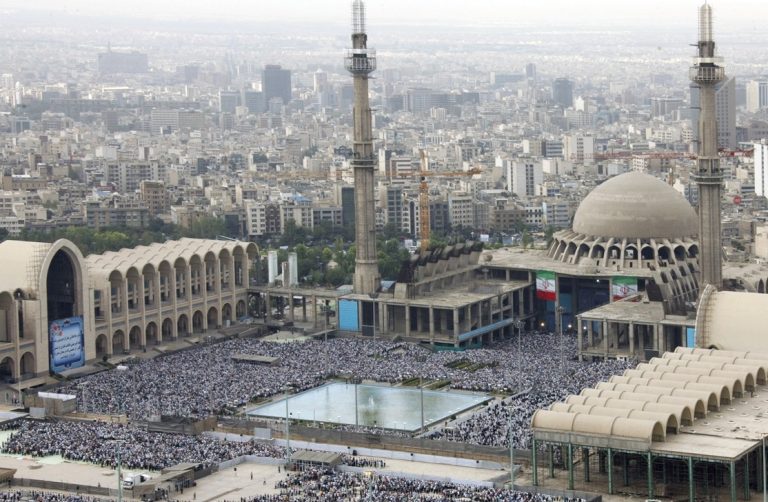 شبستان مصلی امام خمینی مملو از جمعیت: جای خالی برای نفر اضافه نیست!