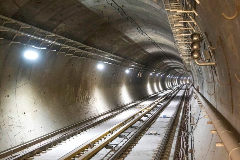 شگفت‌زده کننده! نمایی حیرت‌انگیز از ترک خوردن سقف ایستگاه متروی مشهد + فیلم دیدنی