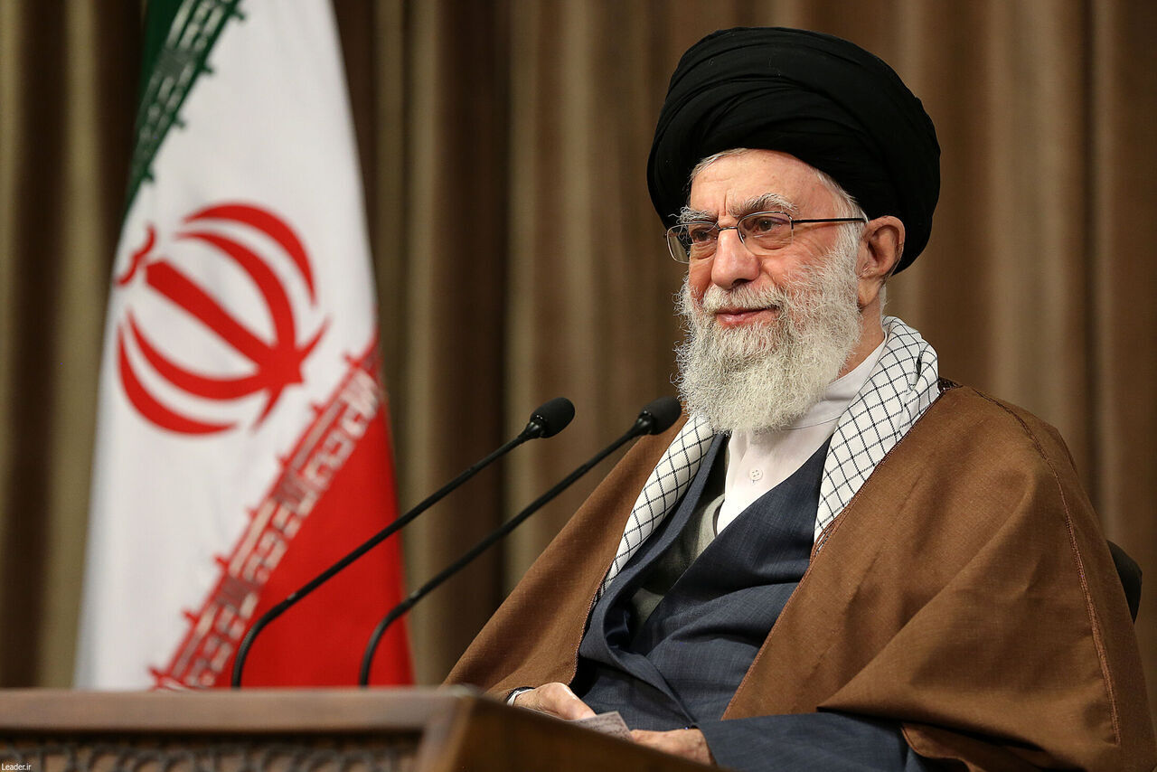 لحظه تاریخی: رهبر انقلاب در قاب تصویر هنگام ادای وظیفه ملی در حسینیه امام خمینی