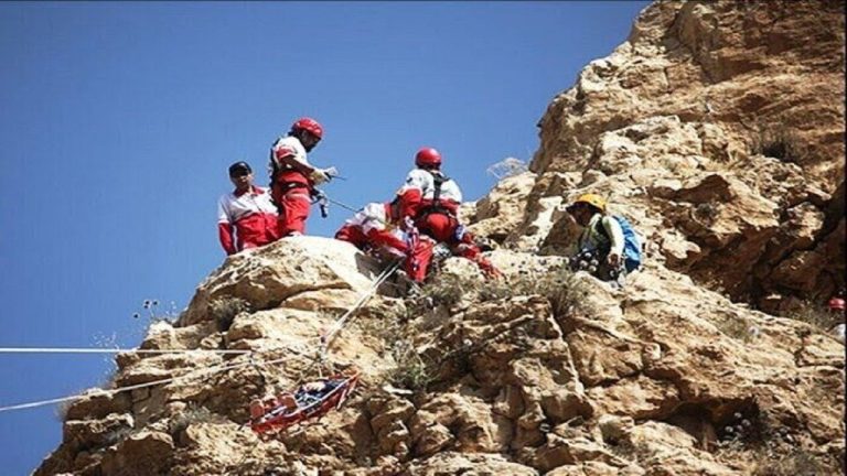 نجات استفاده کنید ۶ کودک محاصره شده در ارتفاعات صاحب‌الزمان