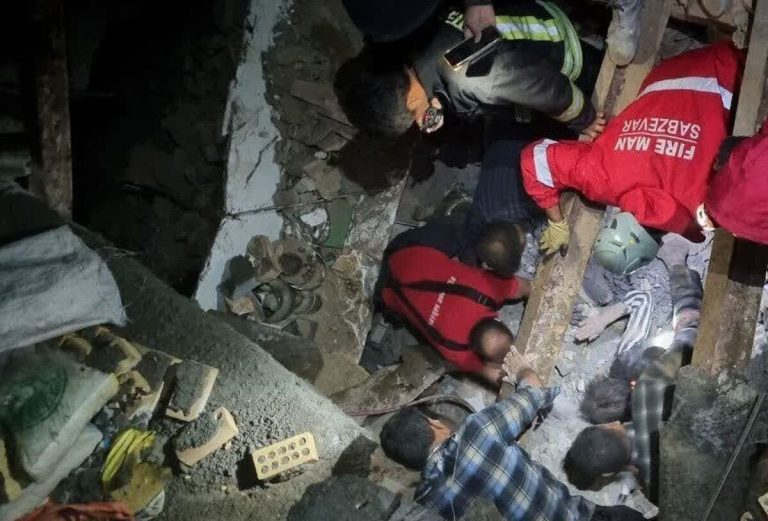 نجات معجزه‌آسا: سه عضو یک خانواده از زیر آوار بیرون کشیده شدند – ببینید فیلم لحظه امیدبخش رهایی