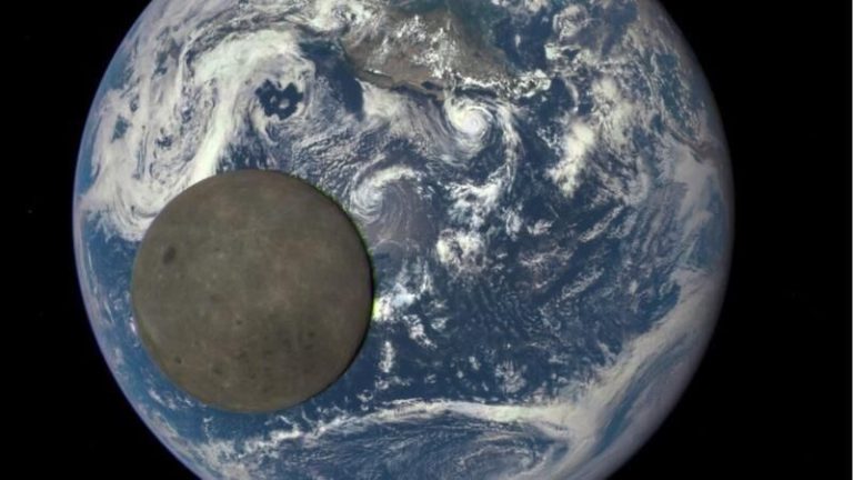 نیمه تاریک ماه: ماجراجویی فوق العاده زمین به فضا + فیلم