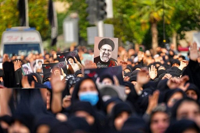وصول هواپیمای نمادین به مشهد: پیکر شهید ریاست جمهور در آغوش میهن