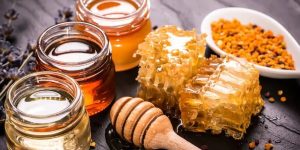کشف معجزه شیرین: چگونه خوردن عسل پیش از خواب تحولی باورنکردنی در سلامتی شما ایجاد می‌کند!
