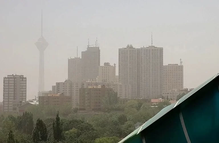 نگاهی به آسمان پایتخت: وضعیت کیفیت هوای تهران در امروز