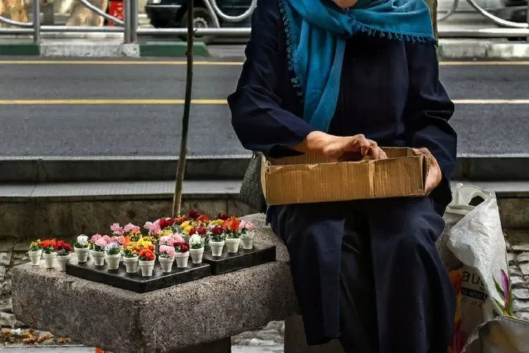 راز پشت پرده: چگونه فقر زنان را به بازار دستفروشی می‌کشاند