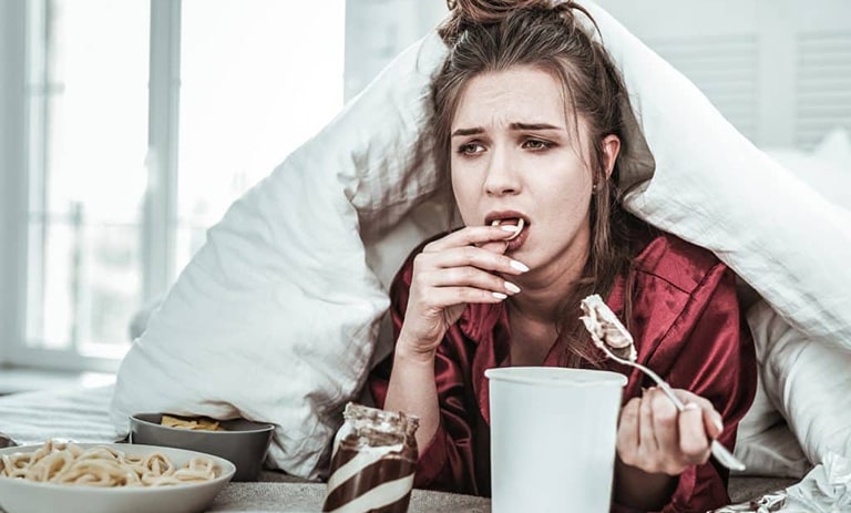 کشف علل پشت پرده: چرا زنان با گرسنگی بیش از حد دست و پنجه نرم می‌کنند؟ 17 دلیل عمده