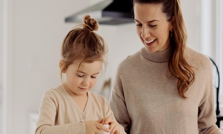 دستورالعمل هنر دوستی با دخترانتان: بهترین روش‌ها برای پرورش رابطه‌ای صمیمی در تمام مراحل زندگی آنها