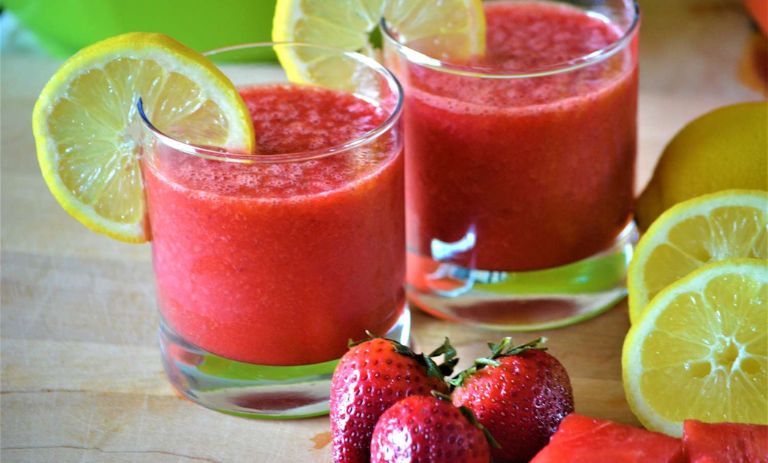 طریقه ساخت لیموناد توت‌فرنگی و هندوانه: نوشیدنی خنک و لذیذ در کمترین زمان