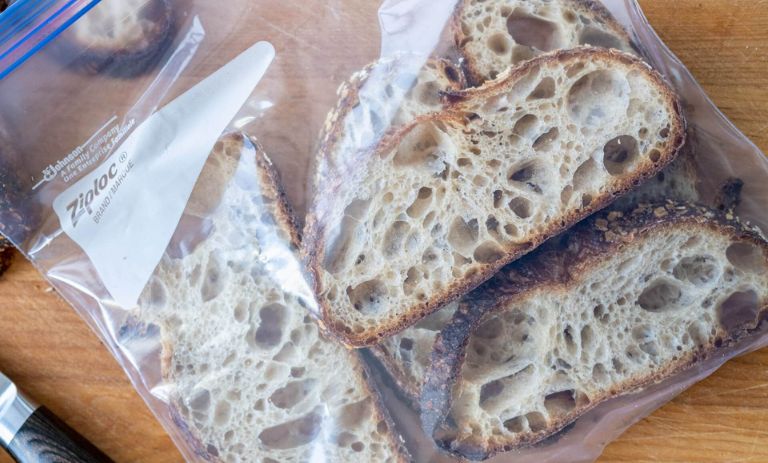 نحوه حفظ طراوت و تازگی نان: راهنمای کامل برای ماندگاری و کیفیت بخشیدن به هر نوع نان