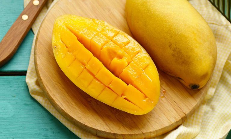 زمان طلایی برای مصرف انبه: ماکسیمم جذب ویتامین‌ها و هضم ایده‌آل!