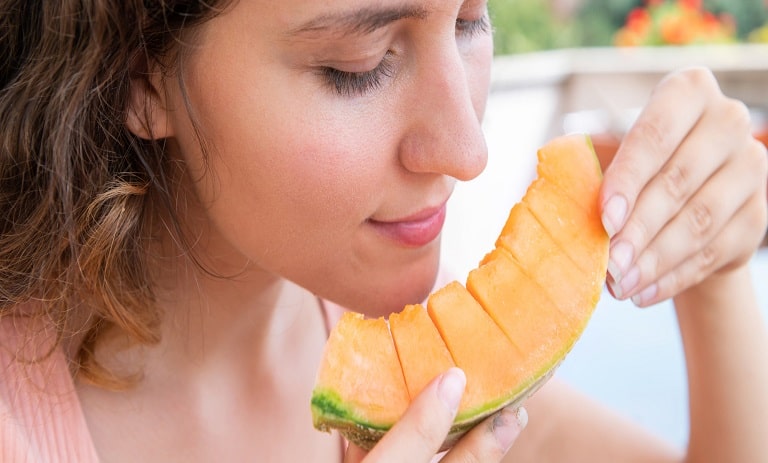 عنوان جدید و جذاب: “کشف بهترین زمان برای لذت بردن از خربزه: راز سلامت + هشدار ویژه برای این افراد که خربزه ممنوع!”